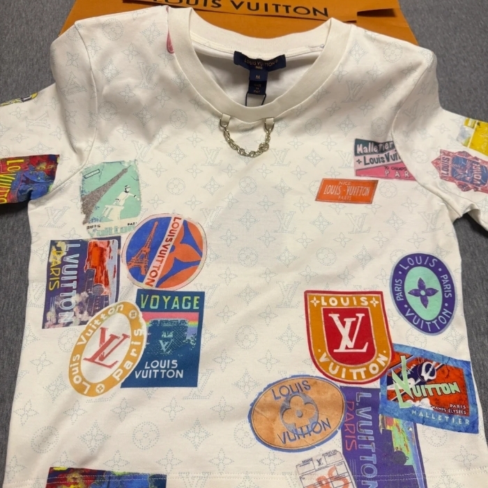 《LVロゴ》Louis Vuitton マヒナ・パッチプリントTシャツ
