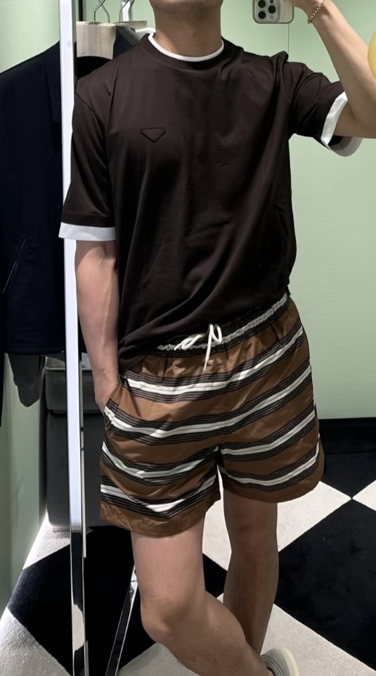 スポーティなレイヤード風がおしゃれ《PRADA》コットンTシャツ
