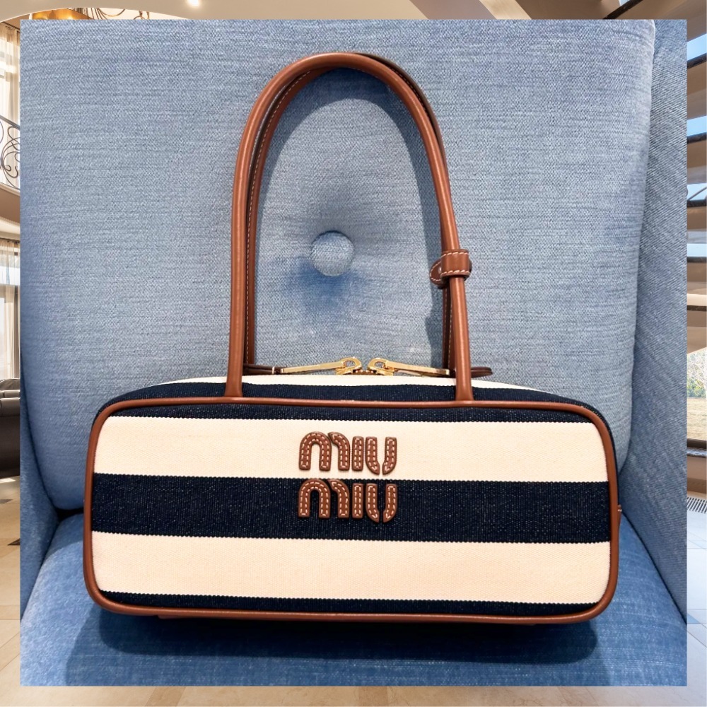 《洗練された個性》【MiuMiu】キャンバスとレザーのボーバッグ