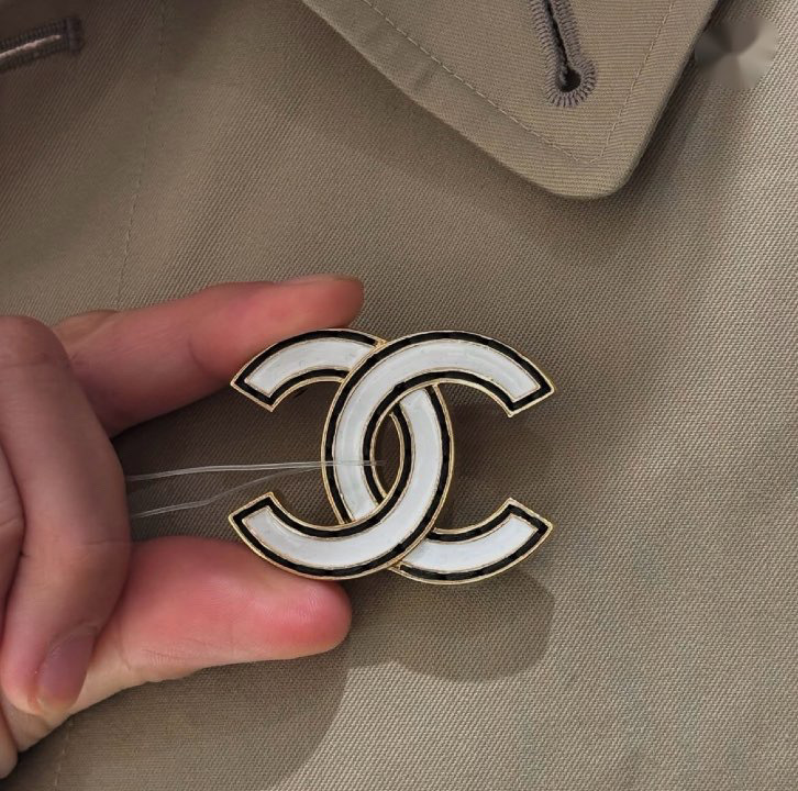 ギフトにも◎集めたい重ね付け CHANEL シンプルブローチ