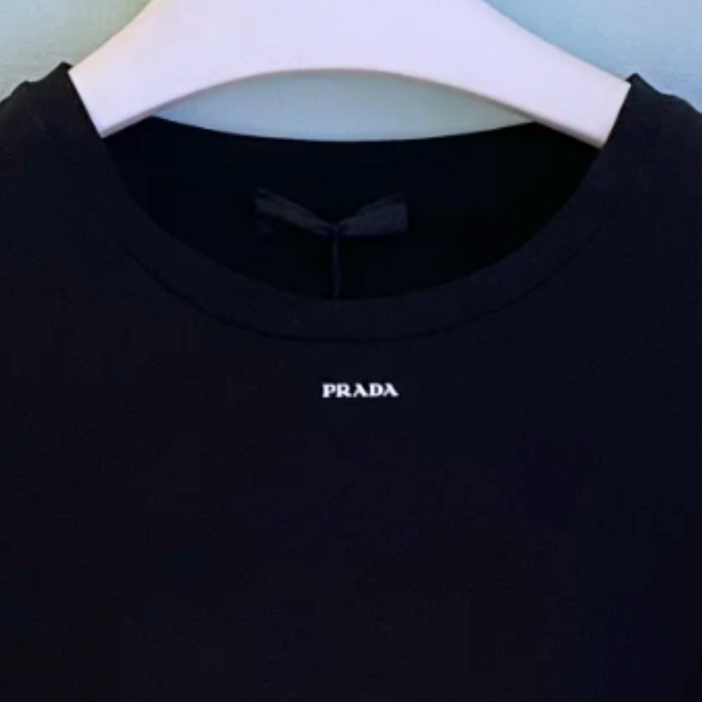 《大人カジュアル》【PRADA】ロゴ入りストレッチコットンTシャツ