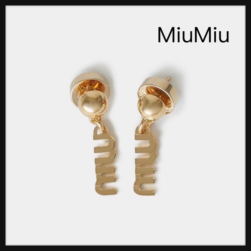 Miu Miu ミュウミュウ ミュウ ロゴ ピアス | ゴールドトーン