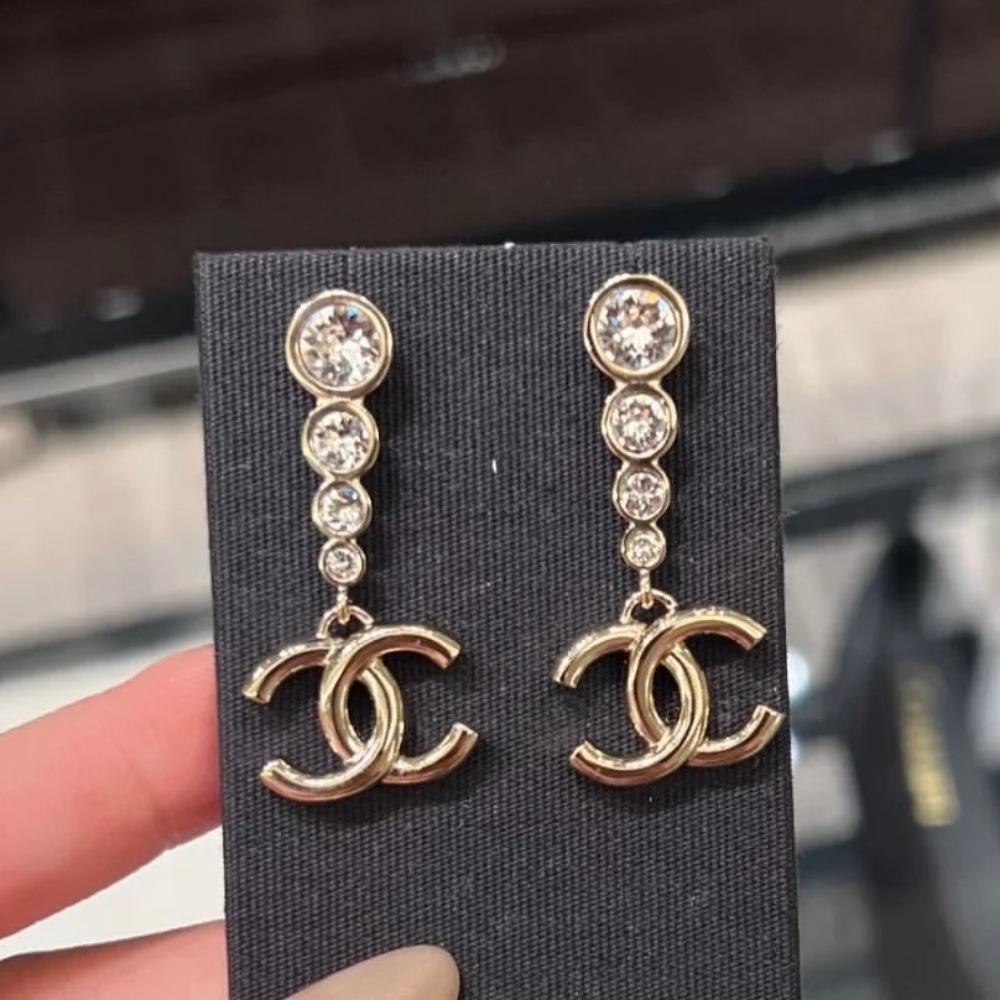 揺れるCCロゴが可愛い♡】CHANEL ピアス