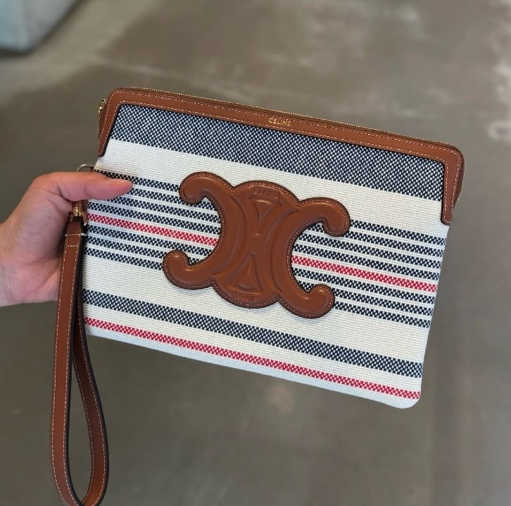 クラッチ風に持ったり使い方多彩 CELINE ストラップ付き ポーチ クラッチ風に持ったり使い方多彩 CELINE ストラップ付きポーチ