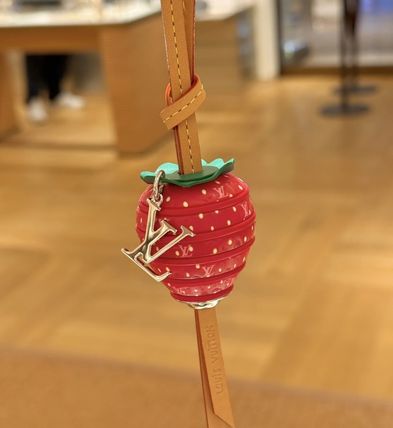 いちご Louis Vuitton(ルイヴィトン) レディース - 海外通販のBUYMA