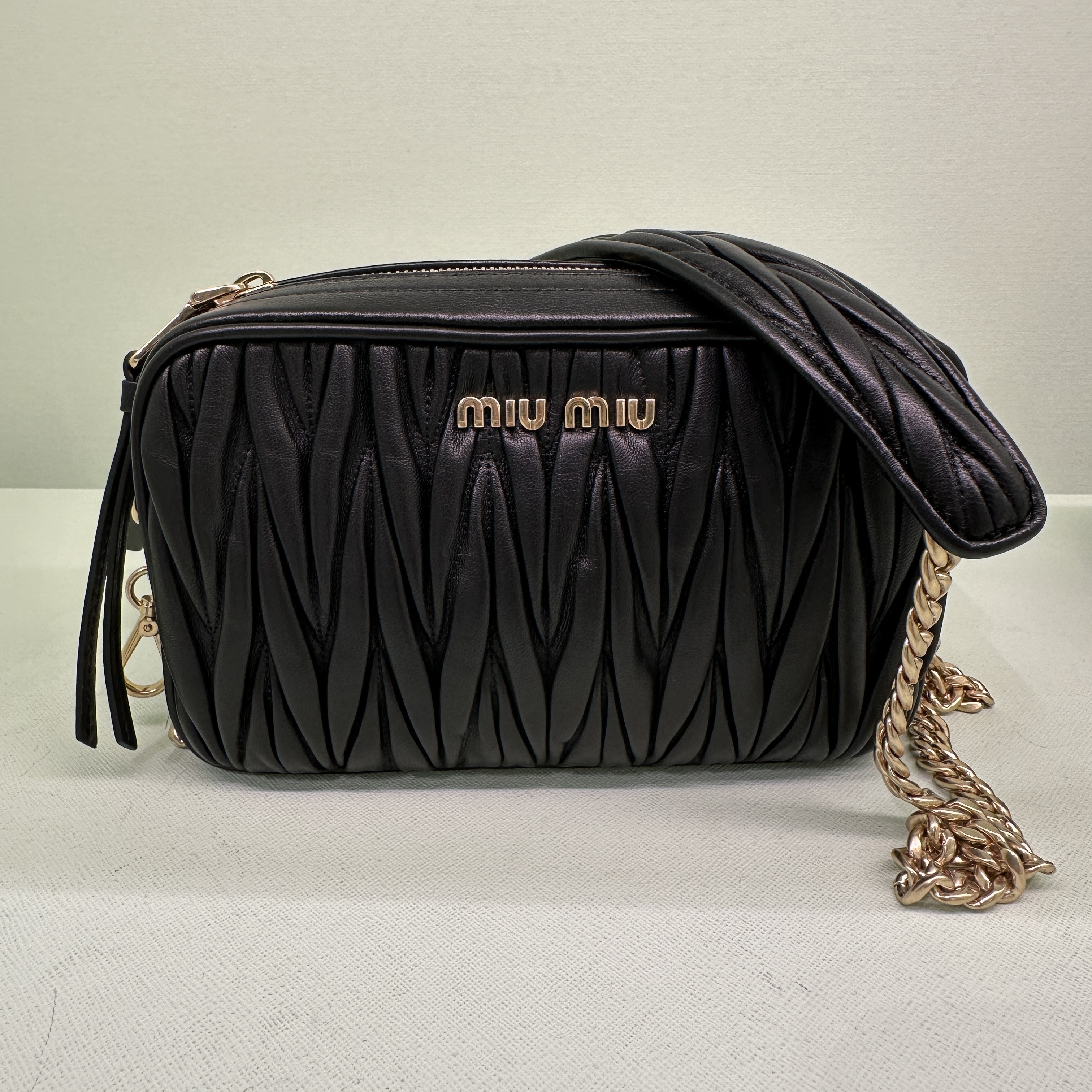 【VIPセール】Miumiu 現地アウトレット価格！ショルダーバッグ
