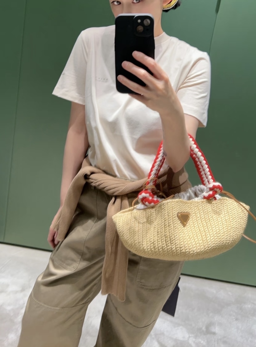 洗練されたクロシェ編み《PRADA》プチ ナチュラルクロシェバッグ