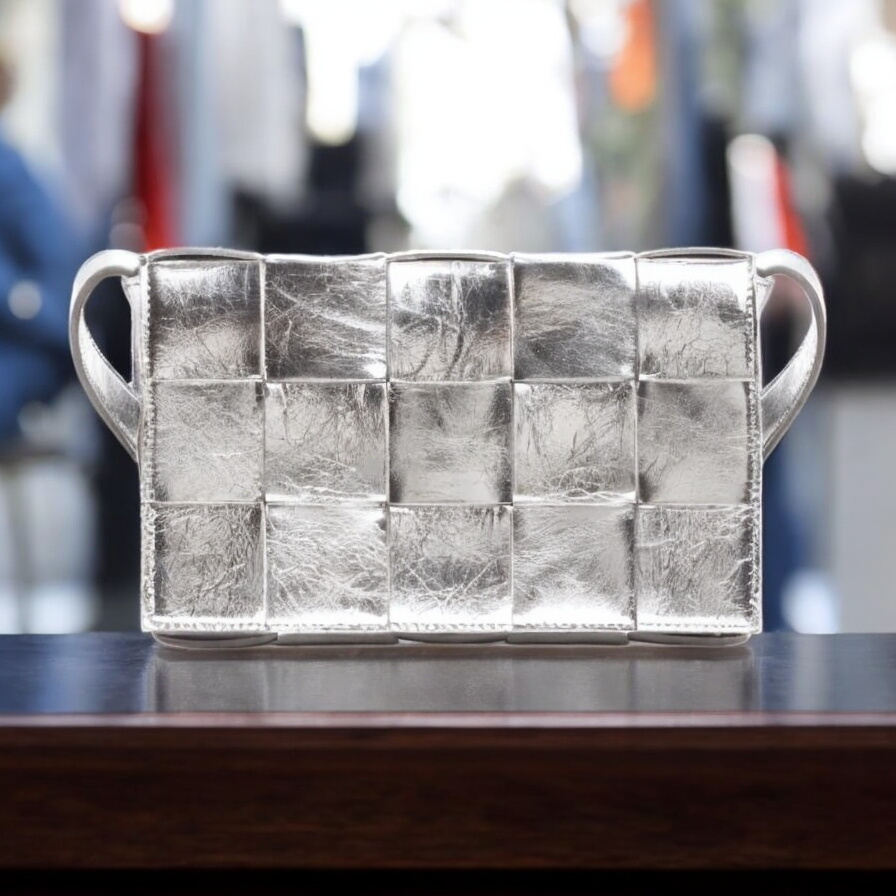 直営店☆BOTTEGA VENETA☆ CASSETTE レザー クロスボディバッグ