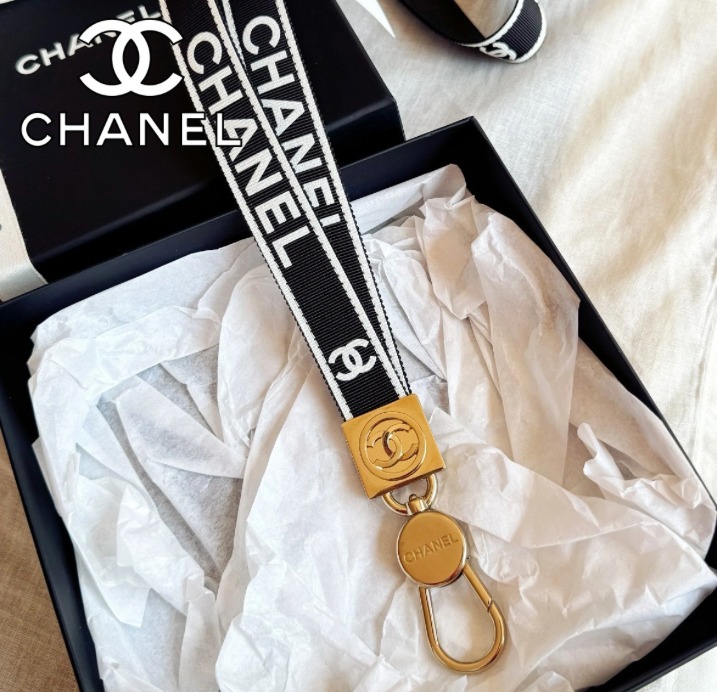 《CHANEL》ネックストラップ レザー CCロゴ ゴールド金具 iPhone