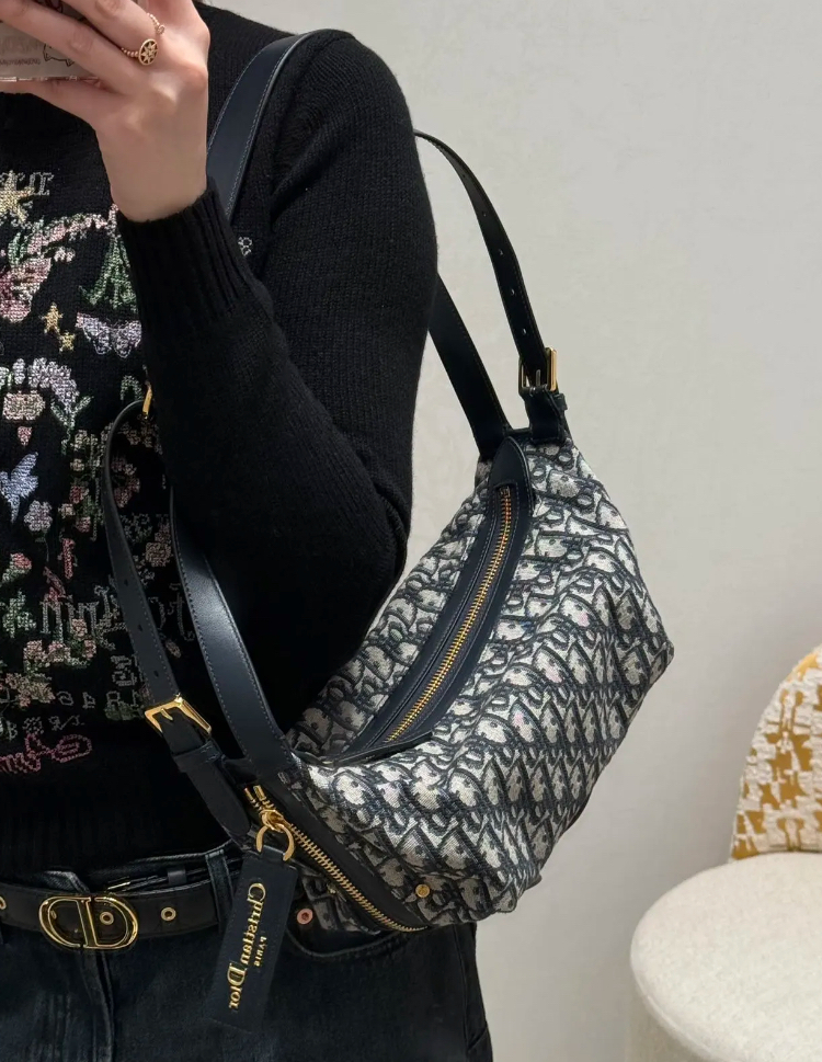 Dior《D-Journey バッグ スモール》ブルー Oblique カーフ 直営