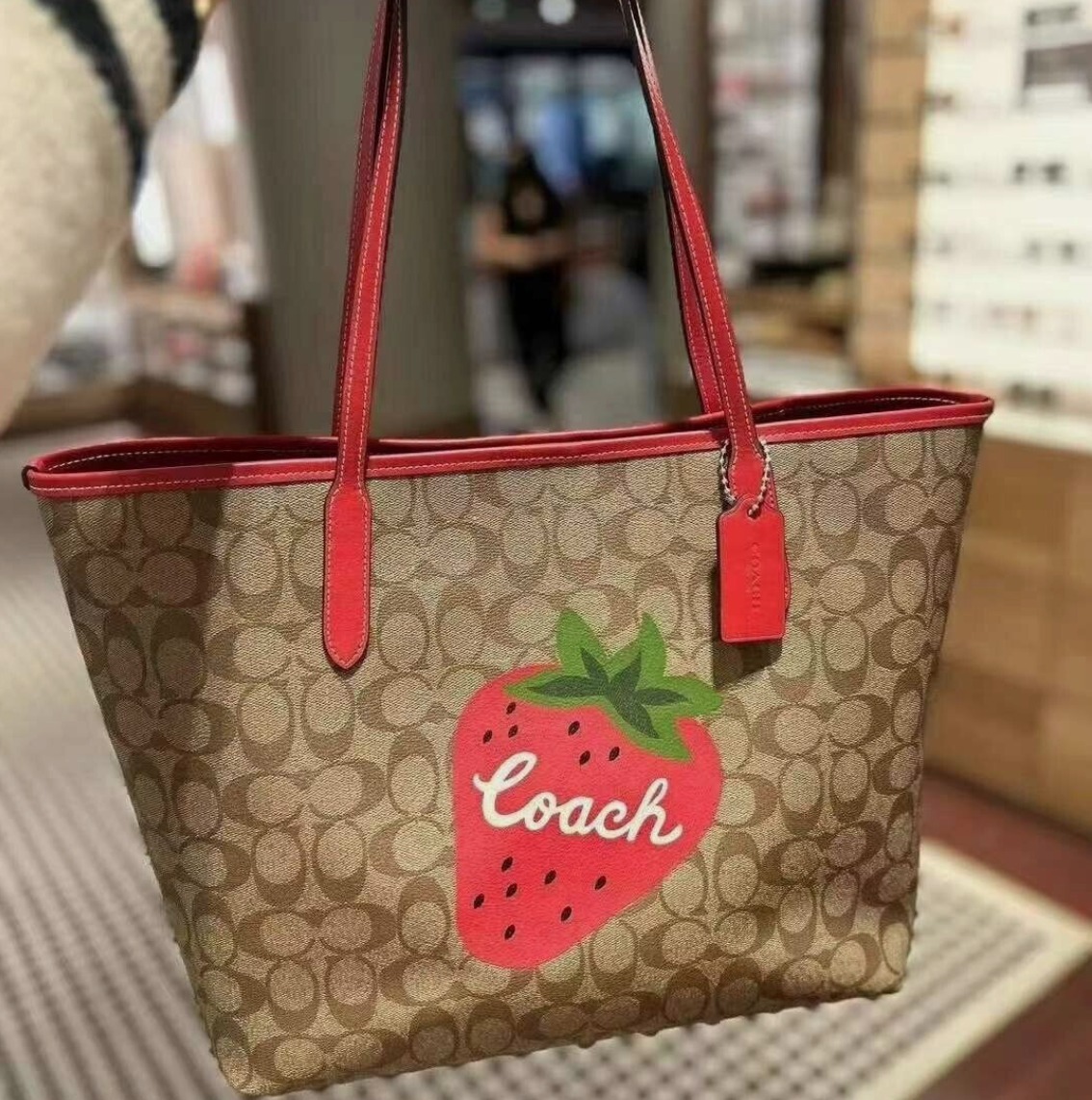 セールCoachストロベリー&シグネチャーロゴシティートートバッグ