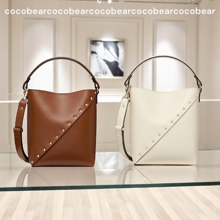 セール☆Valentino☆ロックスタッズ ウィスピーバケットバッグ