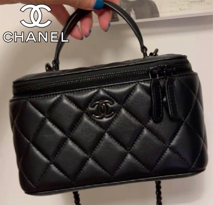 《CHANEL》24A新作 so black ヴァニティトップハンドル CCロゴ