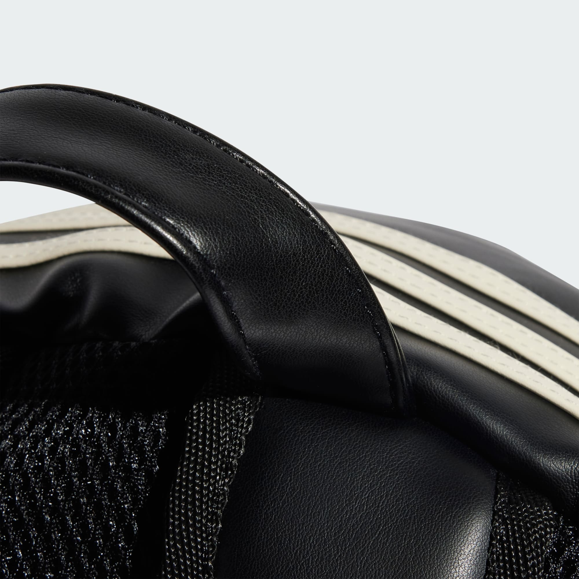 ★adidas originals★OUTLINE TREFOIL バックパック★追跡可 Accessories - Polyurethane Backpack Outline Trefoil - Black