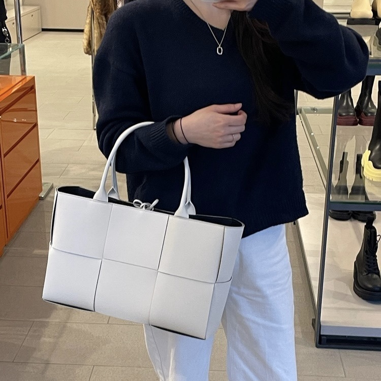直営店☆BOTTEGA VENETA☆ Arco バイカラー レザー トートバッグ
