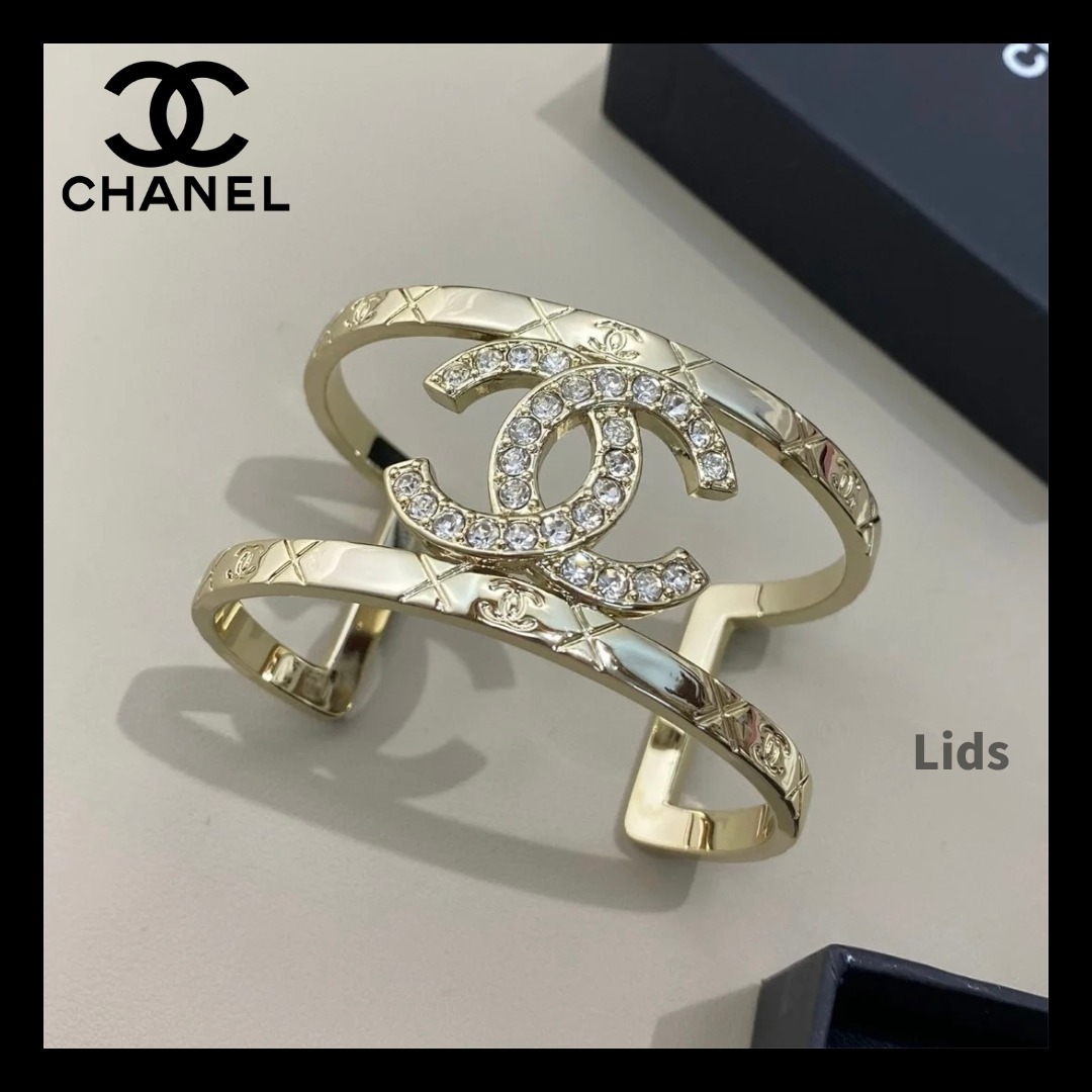 【手首を彩る・上質な煌めきと気品漂う存在感】CHANEL バングル