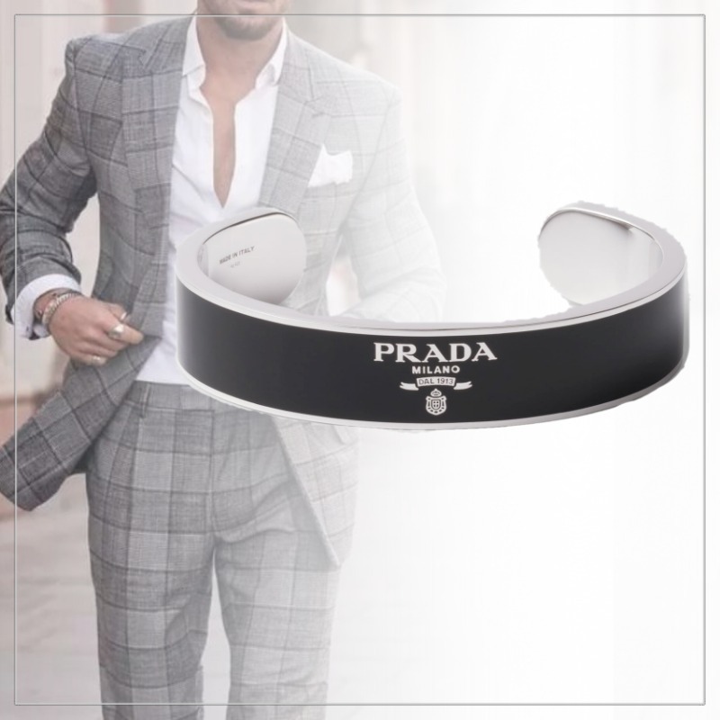 注目 PRADA◆シルバー バングル ブレスレット エナメル加工 ロゴ