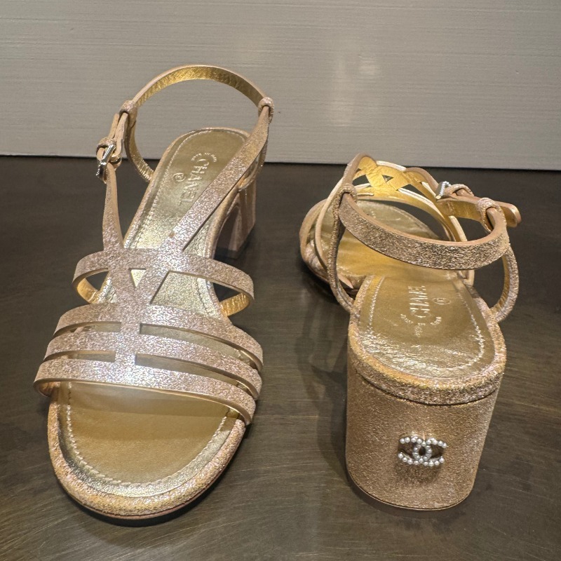 ★足元にエレガントなポイント★【CHANEL】ゴールドサンダル