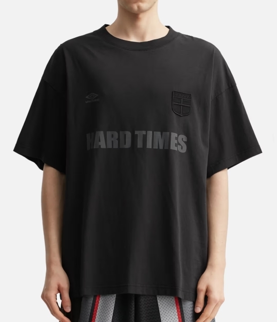 umbro 国内発送 ブラック ハードタイムズTシャツ
