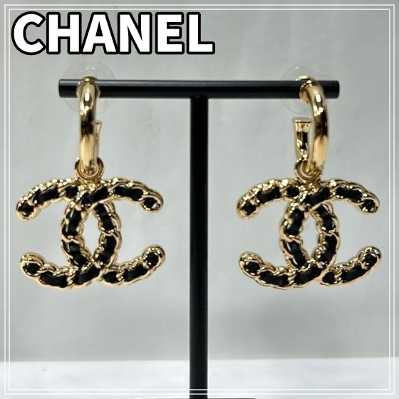 【派手なCCロゴで注目！】CHANEL レザーフープピアス