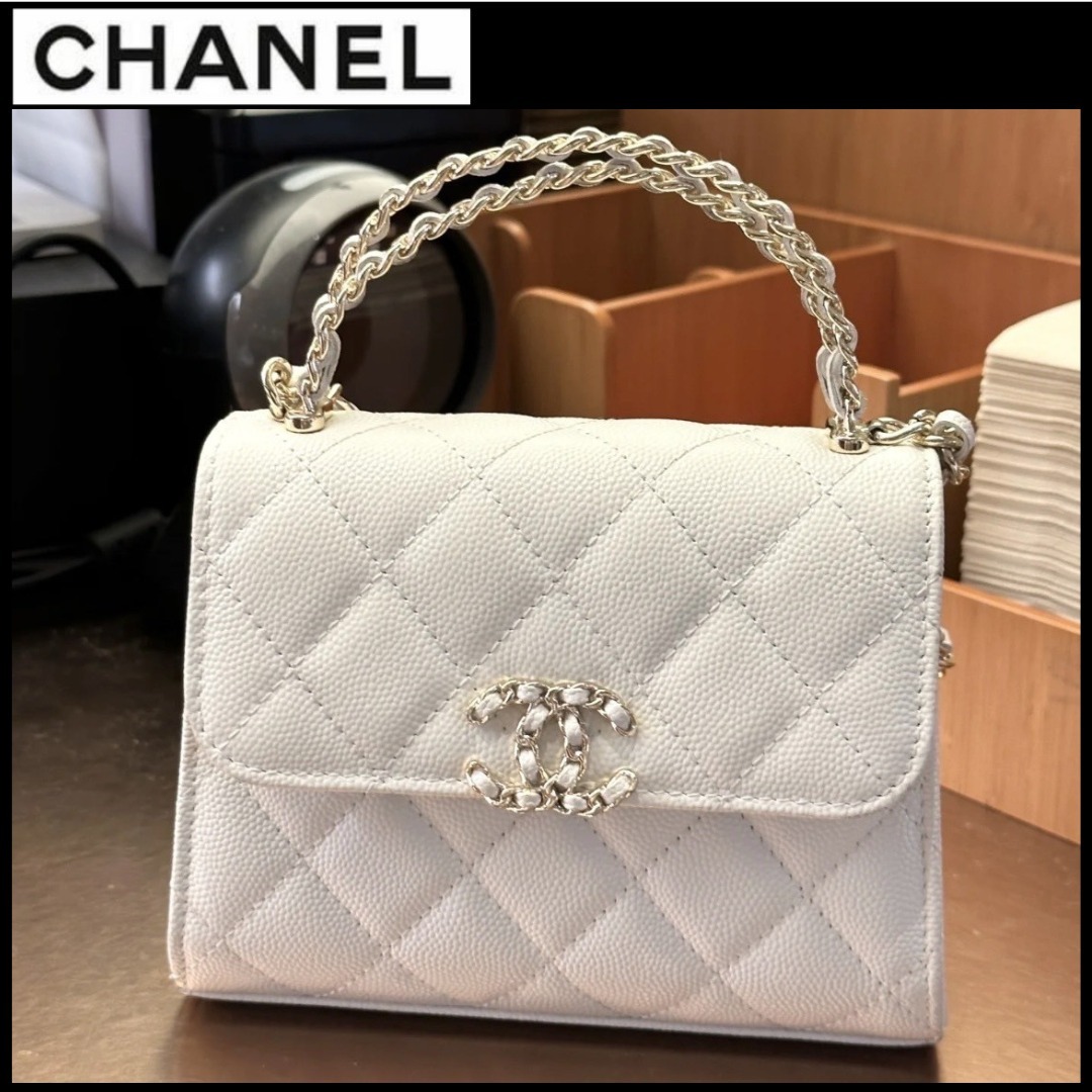 ホワイトの輝き、シャネルの誇り☆【CHANEL】チェーンクラッチ