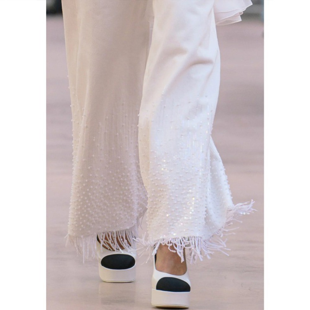 《注目アイテム》足元に動きを与えるデザイン【CHANEL】ジーンズ