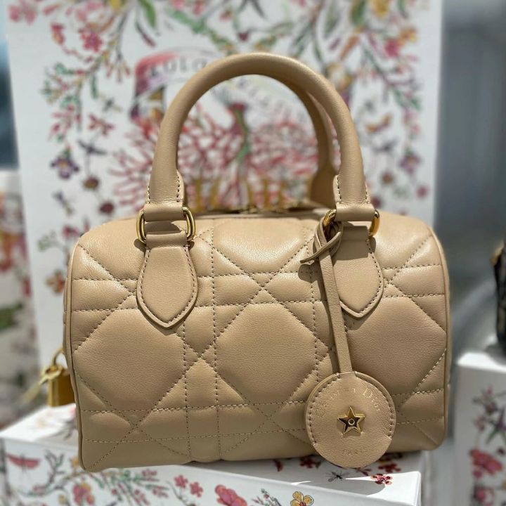 《可愛さと気品が溢れる》DIOR Groove20 バッグ スモール