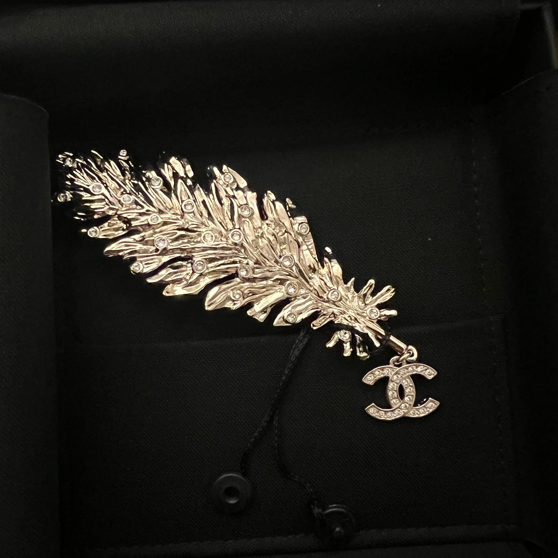 《輝くフェザーデザイン♪》CHANEL ブローチ CCロゴ