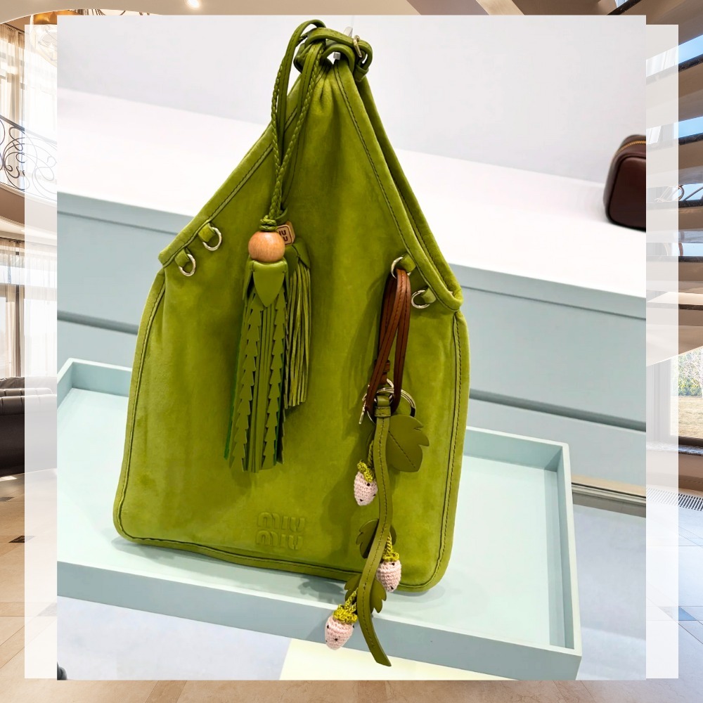 《洗練された個性》【MiuMiu】タッセル付きスエードハンドバッグ