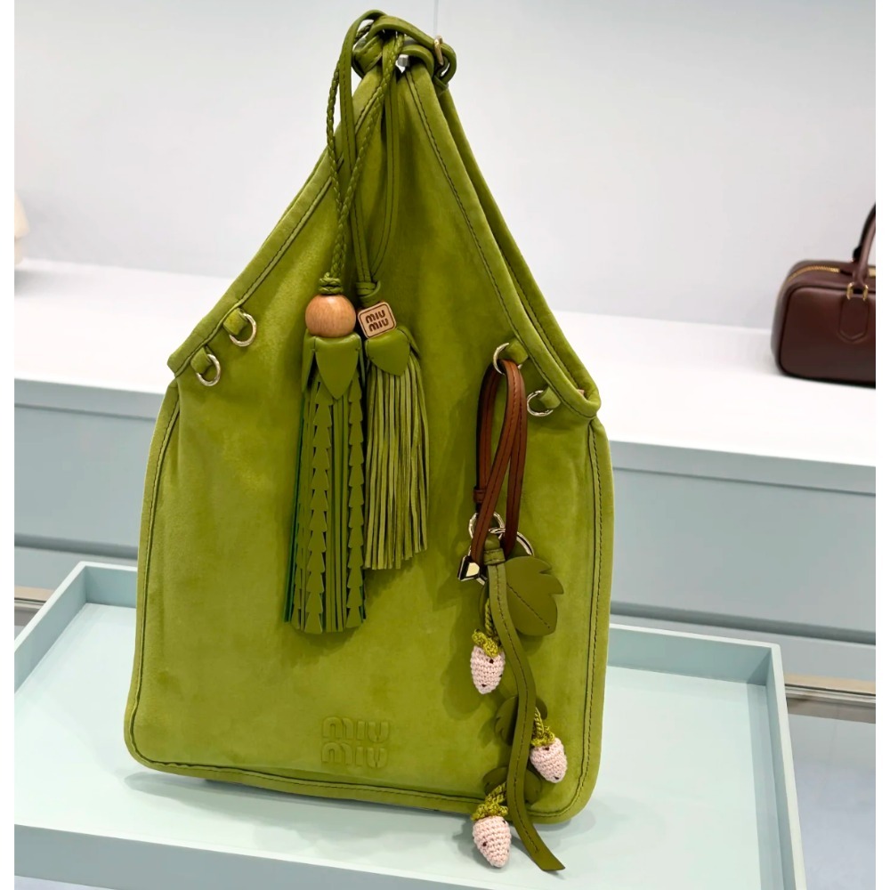 《洗練された個性》【MiuMiu】タッセル付きスエードハンドバッグ