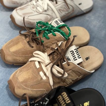 希少な再入荷！NB x Miu Miu スエード スニーカー ベージュ New Balance ベージュ系 MiuMiu(ミュウミュウ) スニーカー