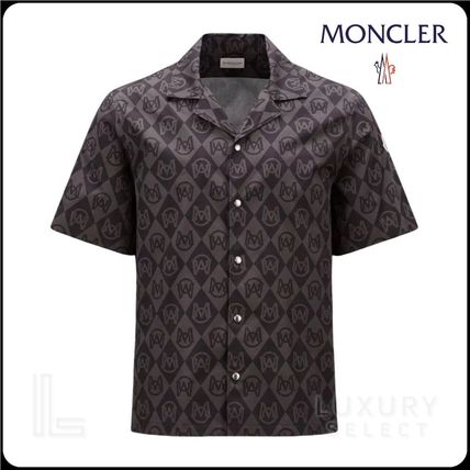 MONCLER \"モノグラムプリント+アームロゴシャツ\" セール! MONCLER (モンクレール) 袖ロゴ プリント クルーネック 長袖 T