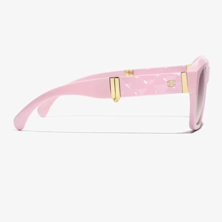 《エレガンスを纏う視線》CHANEL スクエアサングラス