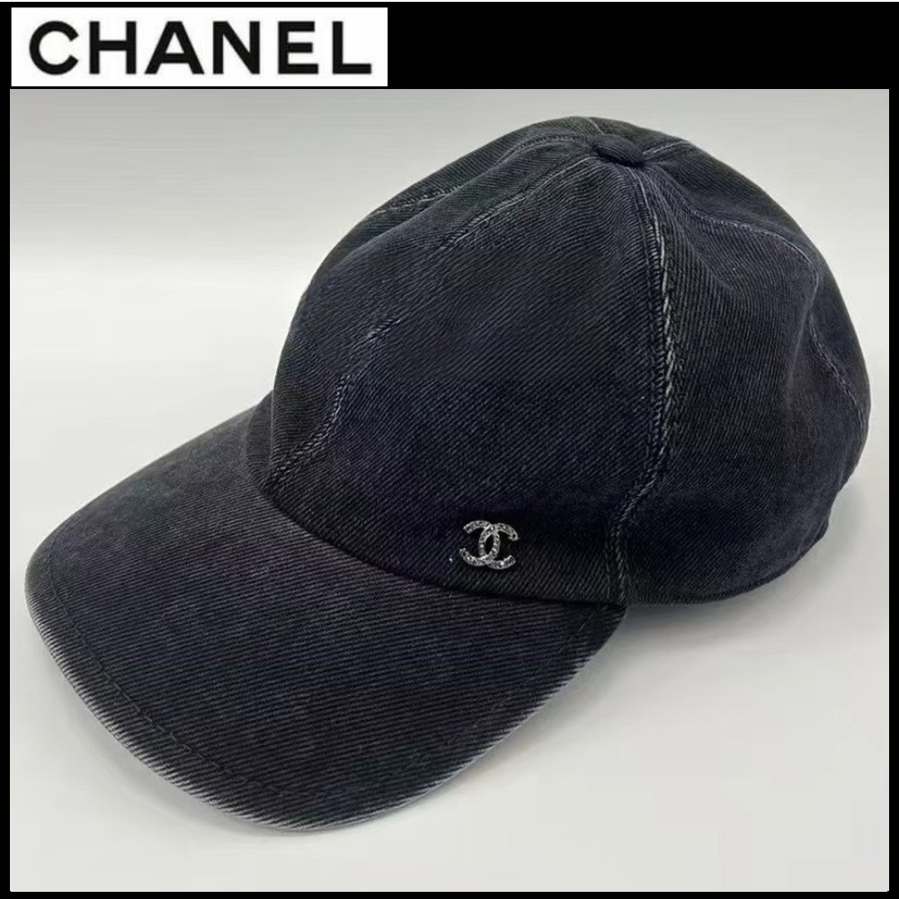 大人のカジュアルスタイル【CHANEL】デニム ロゴ入り キャップ