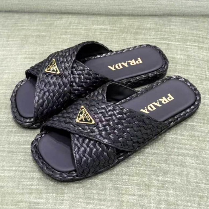《日常の贅沢》【PRADA】ラフィアクロススライド