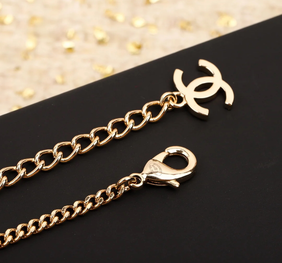 《CHANEL》大人気 ゴールド ネックレス CCロゴ プレゼントにも