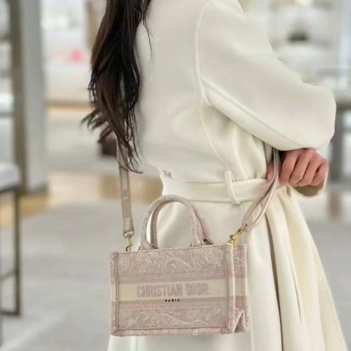 《小さくても存在感抜群！》Dior Book Tote バッグ ミニ