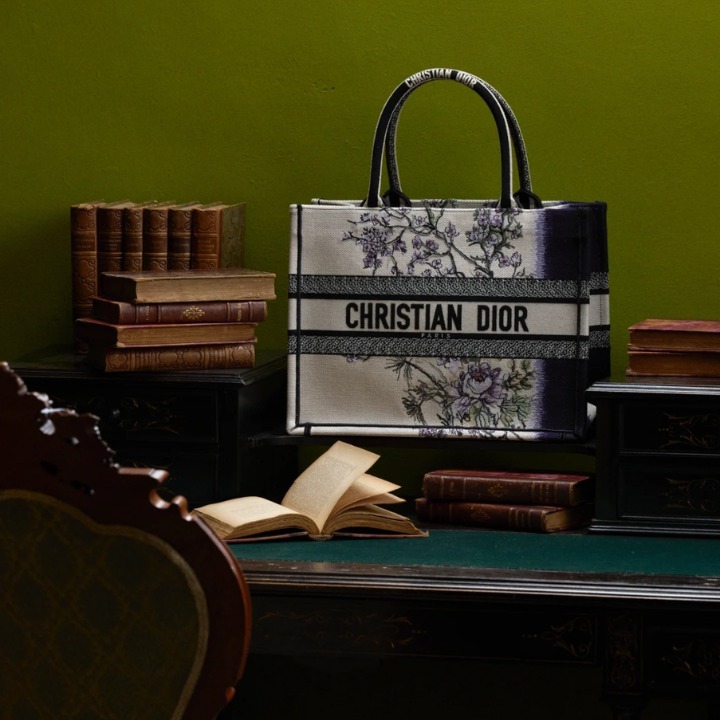 《毎日に上質を◎》Dior Book Tote バッグ ミディアム
