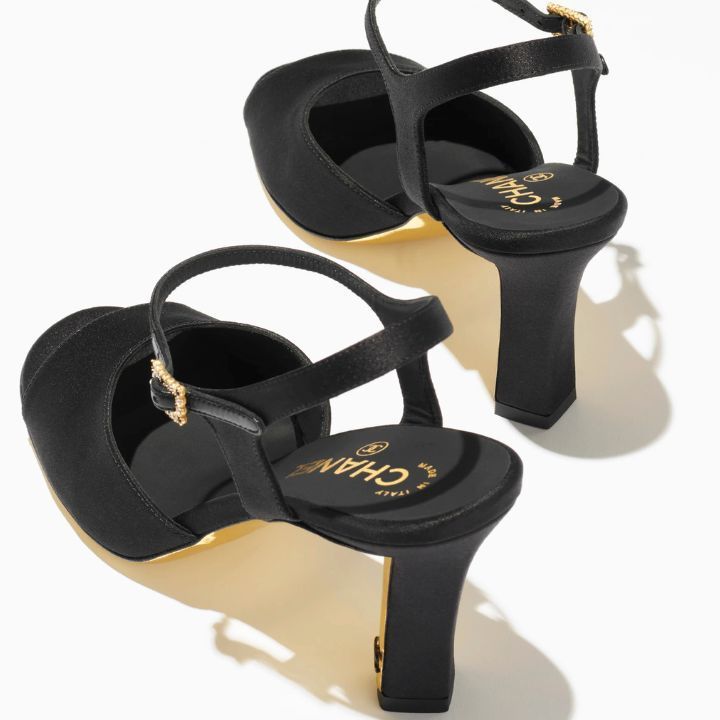 《ブラックで魅せる》CHANEL サンダル