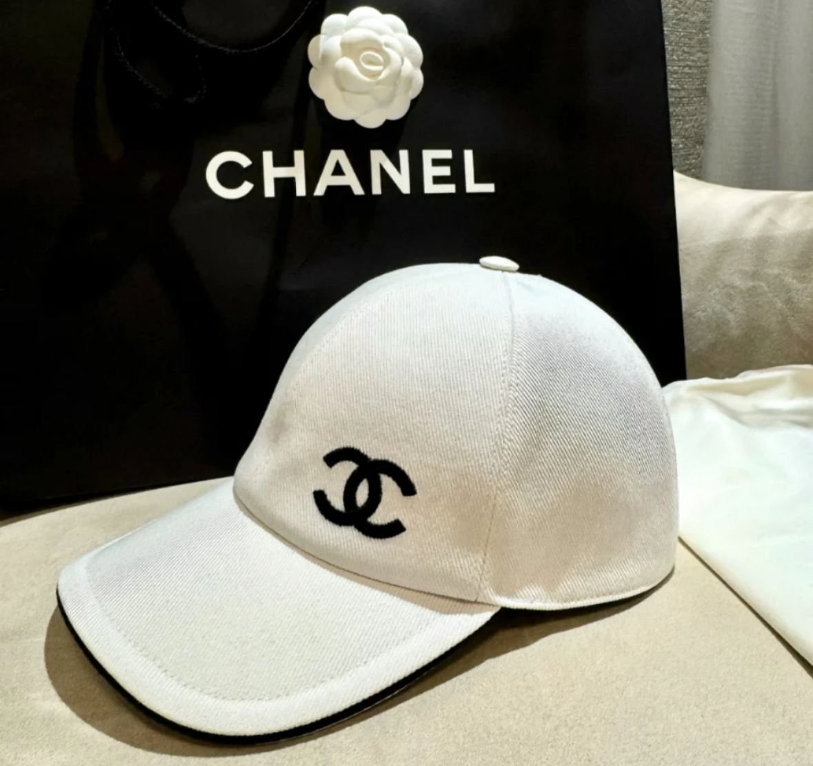 《CHANEL》25P キャップ 帽子 ホワイト ユニセックス CCロゴ