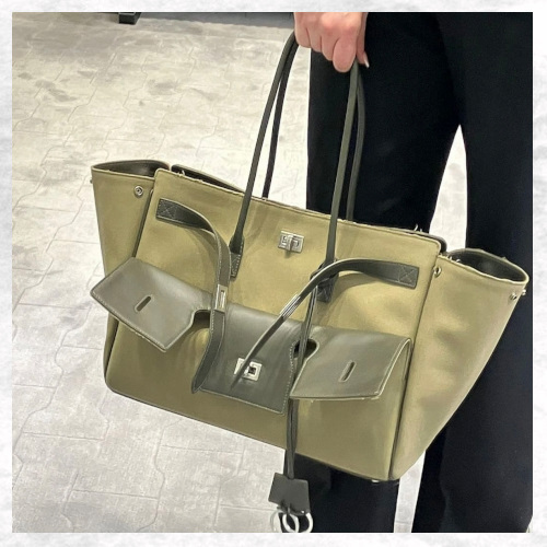 【人気☆】バレンシアガ ショルダーバッグ BelAir カーキ
