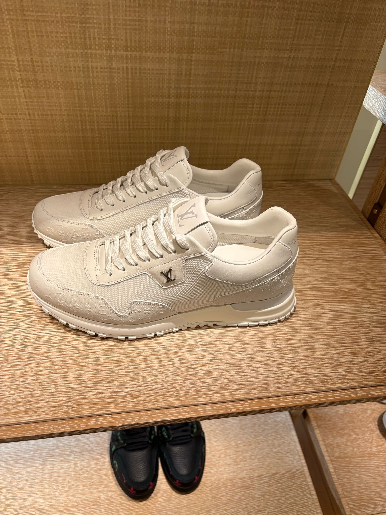 【 LOUIS VUITTON 】1AHSQM メンズ ランアウェイ スニーカー