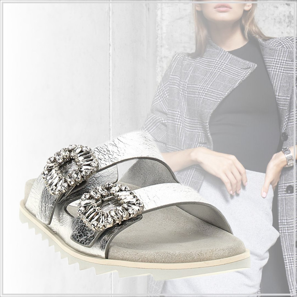 パリ発【Roger Vivier】ジュエルバックル ストラスサンダル