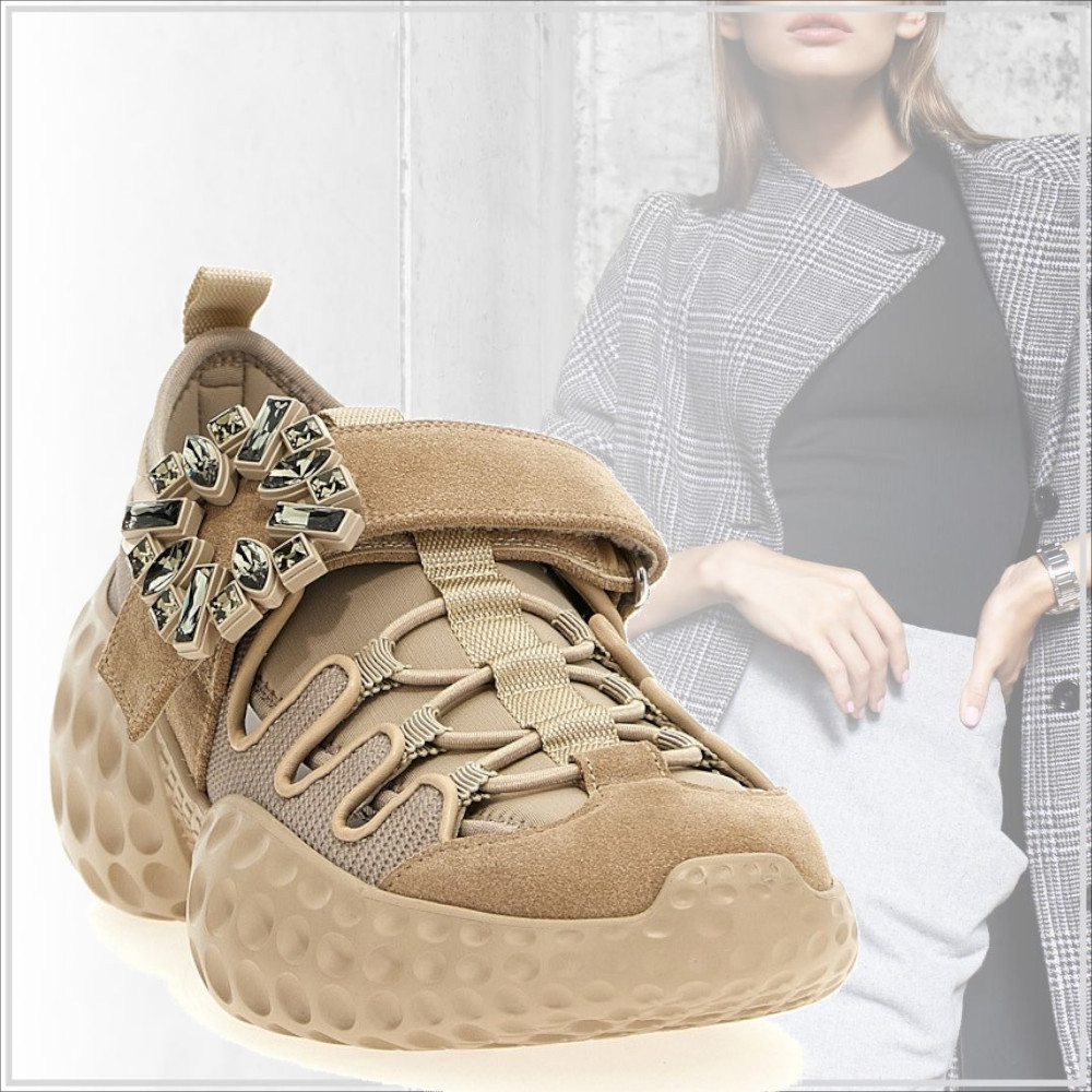 気品【Roger Vivier】フロントクリスタルバックル スニーカー