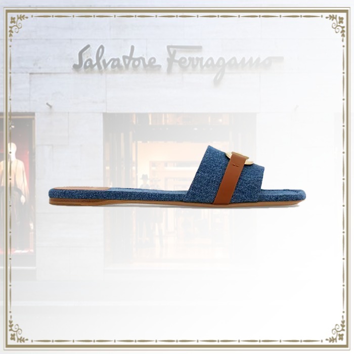 【★完売必至★】Salvatore Ferragamo ☆ バックル付きスライド