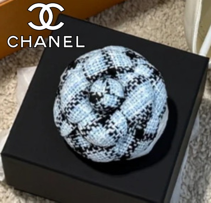 《CHANEL》25S新作 カメリア ブローチ ツイード ブルー コットン