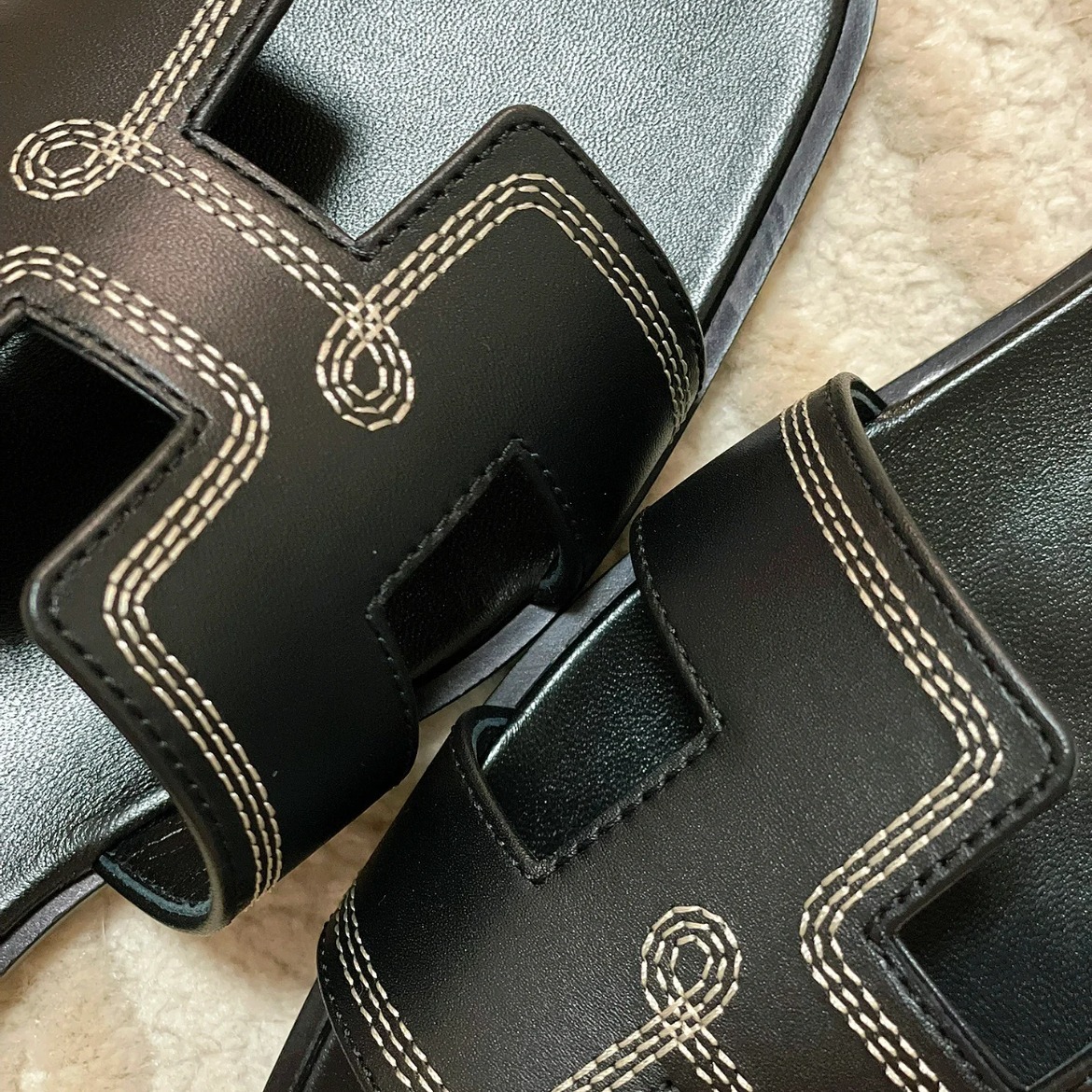 【足元が語る、本物の余裕】HERMES 《オラン》フラットサンダル
