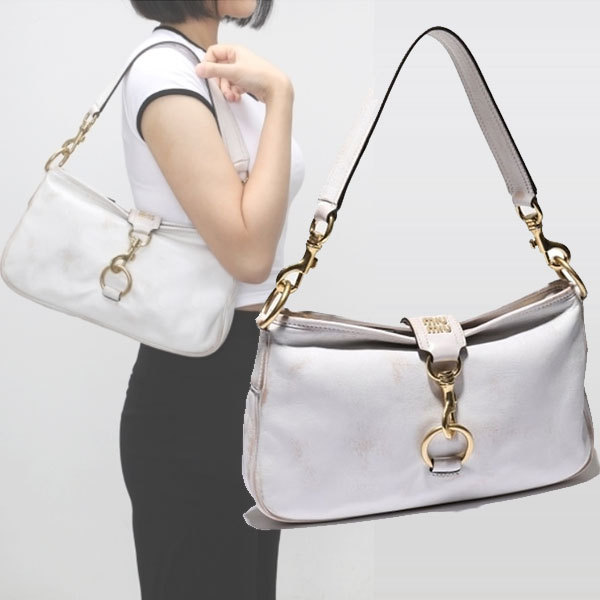 miumiu☆レタリングロゴスナップフック レザー ショルダーバッグ