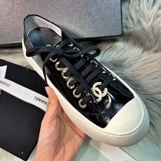 《どんなスタイルにも合わせやすい》CHANEL スニーカー