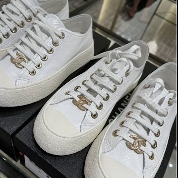 《どんなスタイルにも合わせやすい》CHANEL スニーカー
